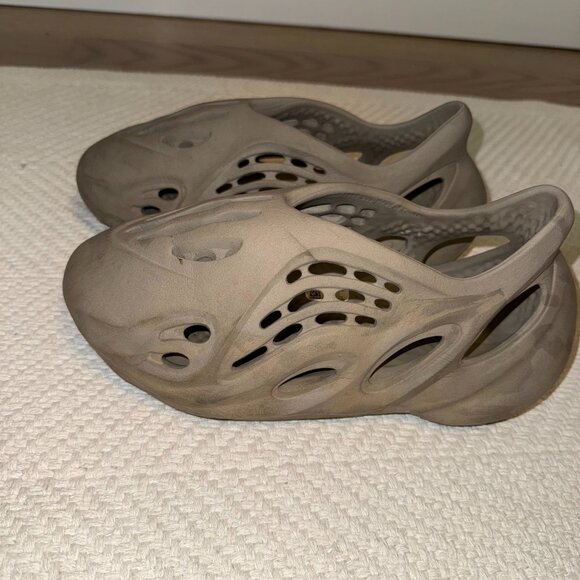 Womans Yeezy Foam - Picture 1 of 3